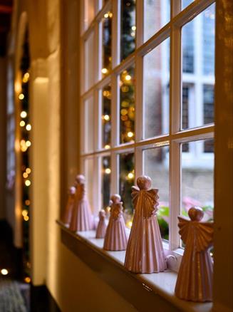 Bougies et décorations derrière une fenêtre de Weeshuis Gouda