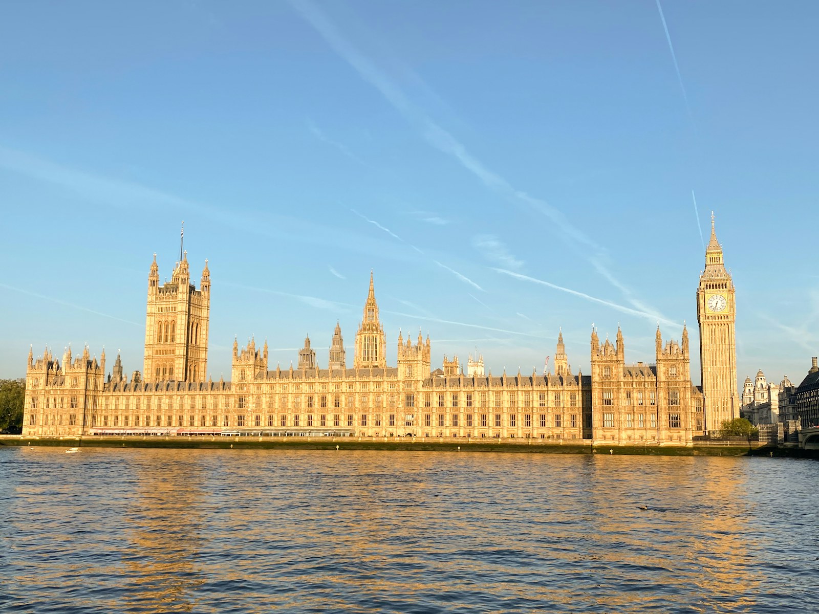 Big Ben et le palais de Westminster au bord de la Tamise, à Londres