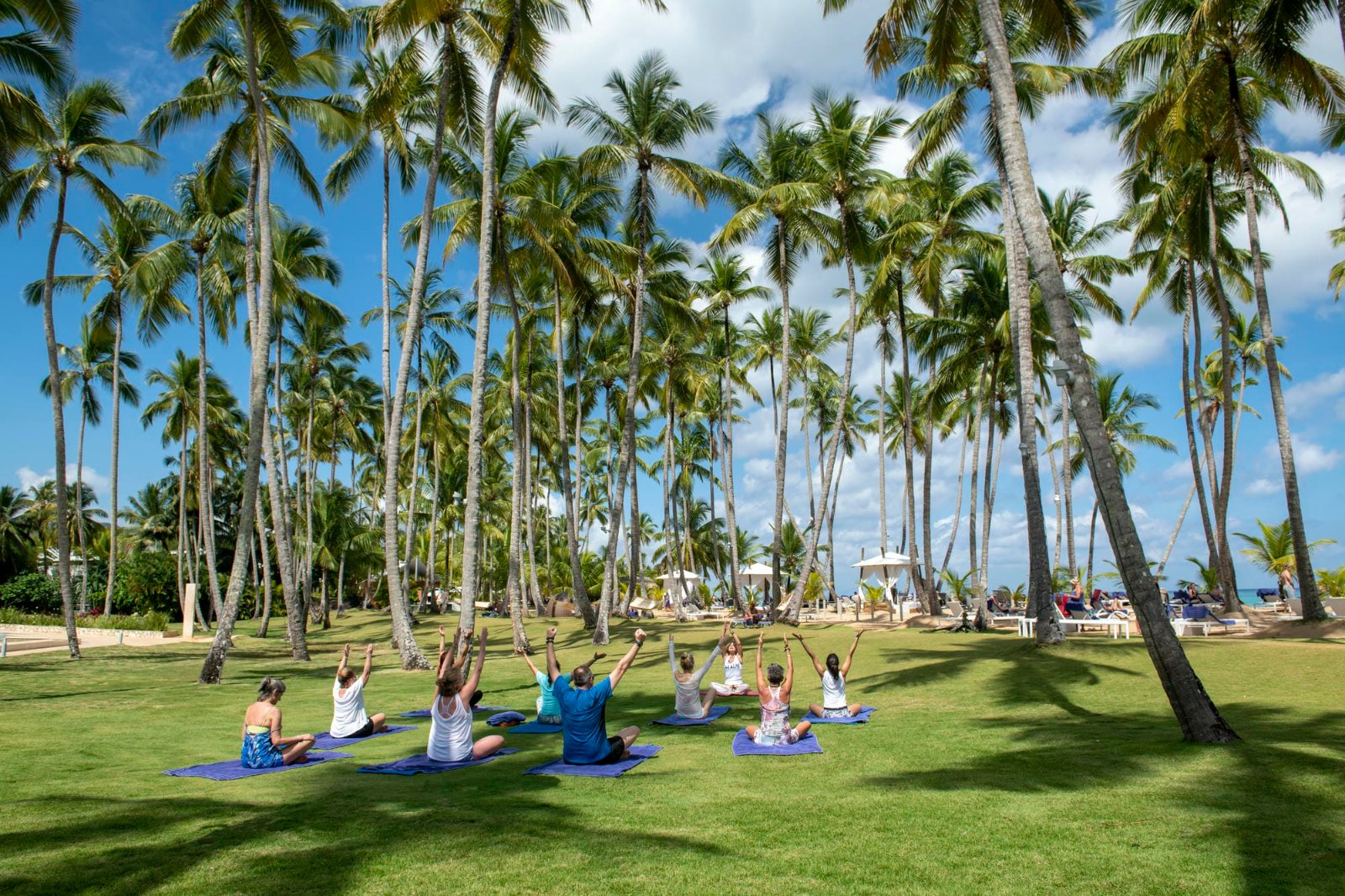 Séance de yoga sous les cocotiers dans un hôtel Viva Resorts by Wyndham